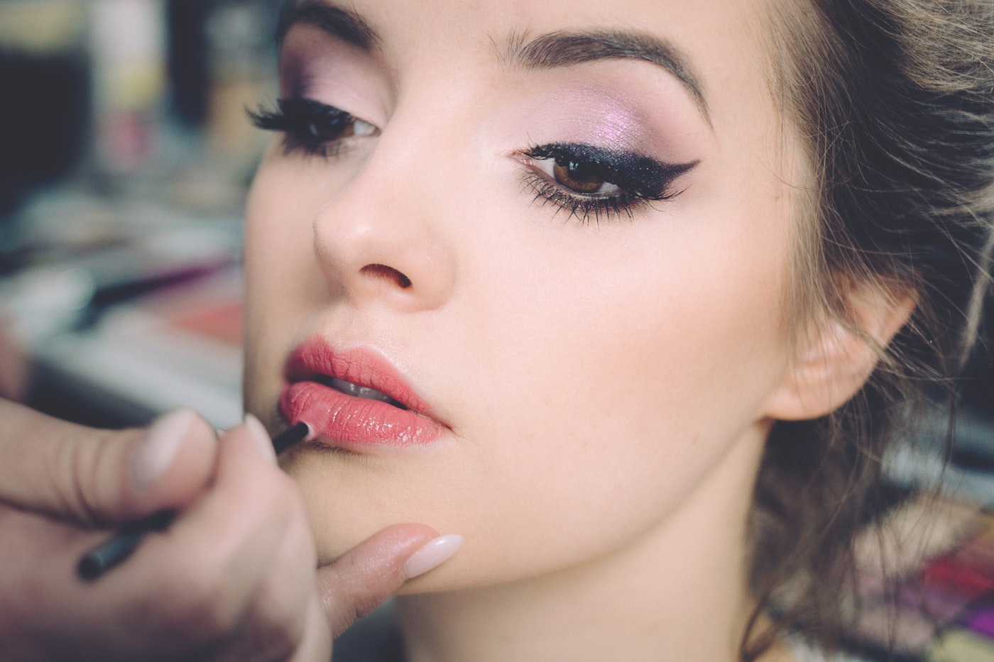 Make-up wird aufgetragen