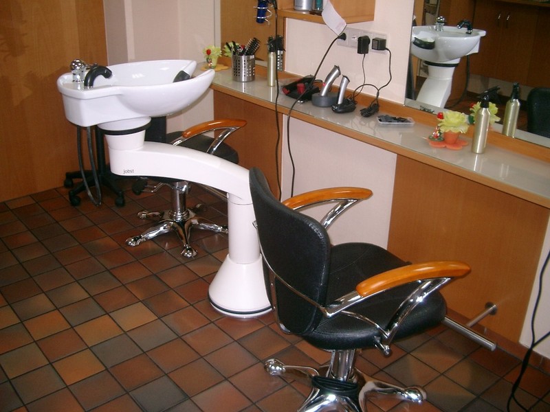 Waschbecken und Friseurstuhl